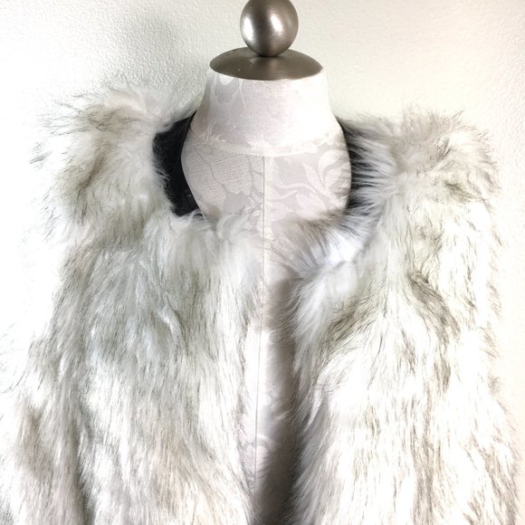 MOSSIMO Faux Fur white grey Plush Vest NWOT - Picture 4 of 13